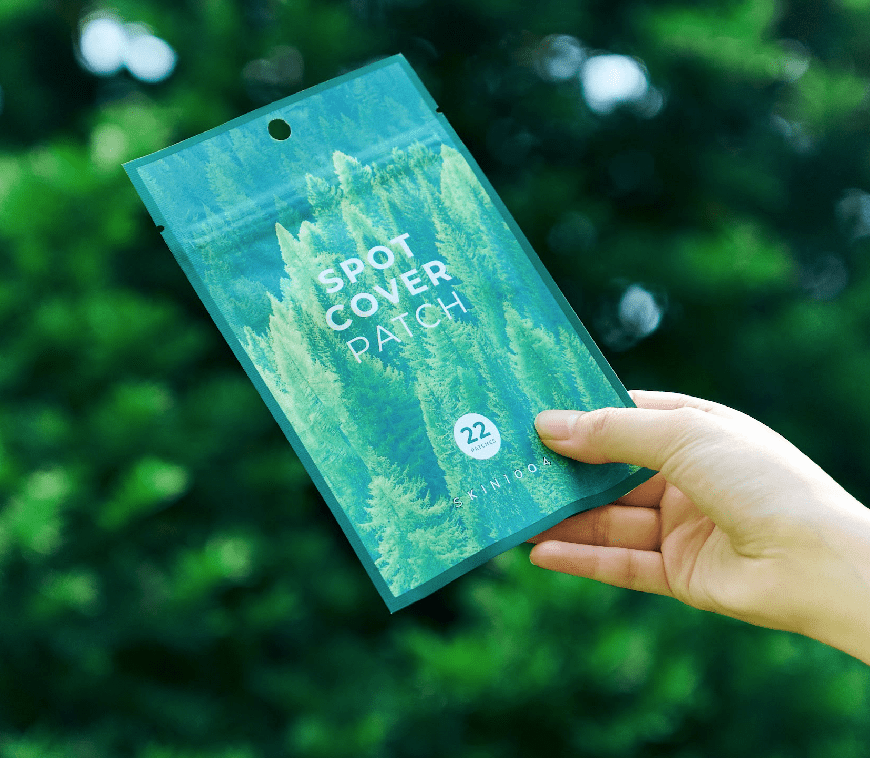 Tea-Trica Spot Cover Patch inimene hoiab pakendit käes