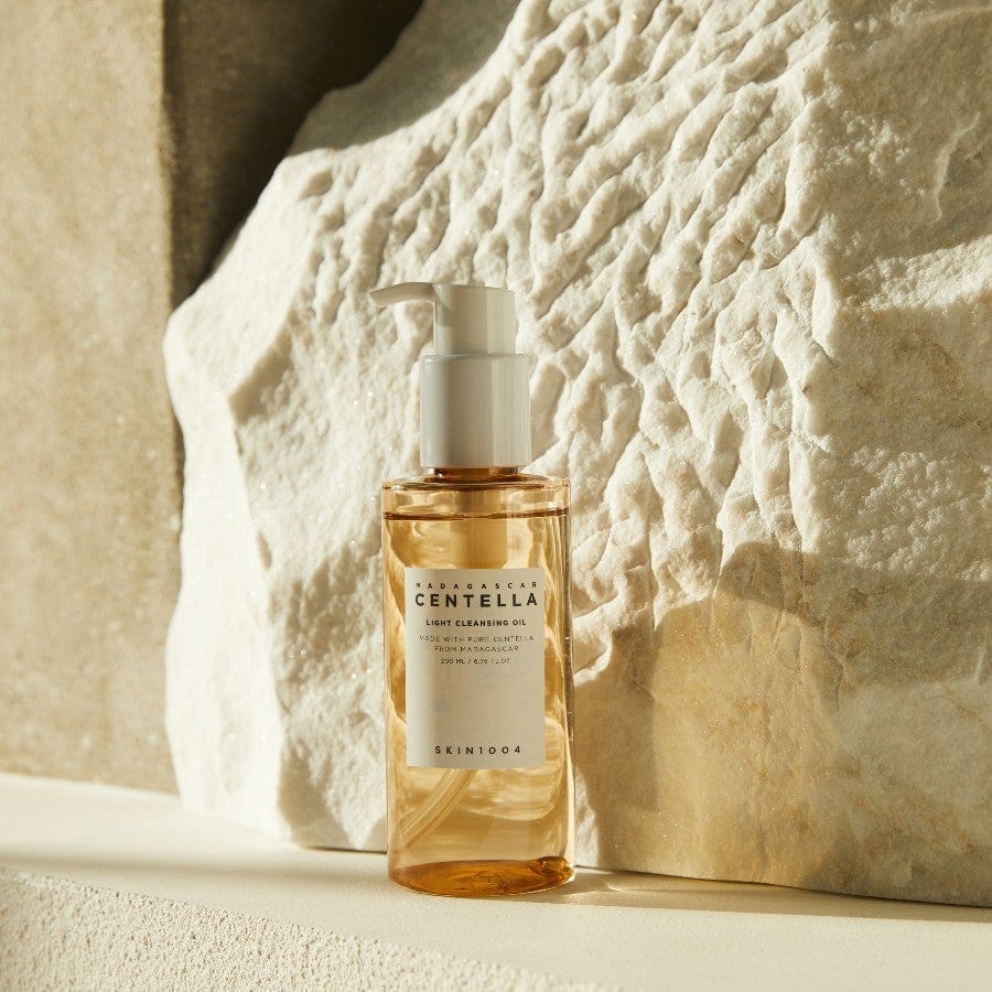 Skin1004 Madagascar Centella Light Cleansing Oil toode valge kivi taustal 
