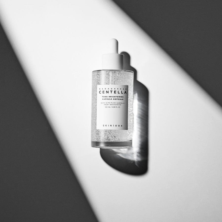 Skin1004 Madagascar Centella Tone Brightening Capsule Ampoule purk varjuga taustal 