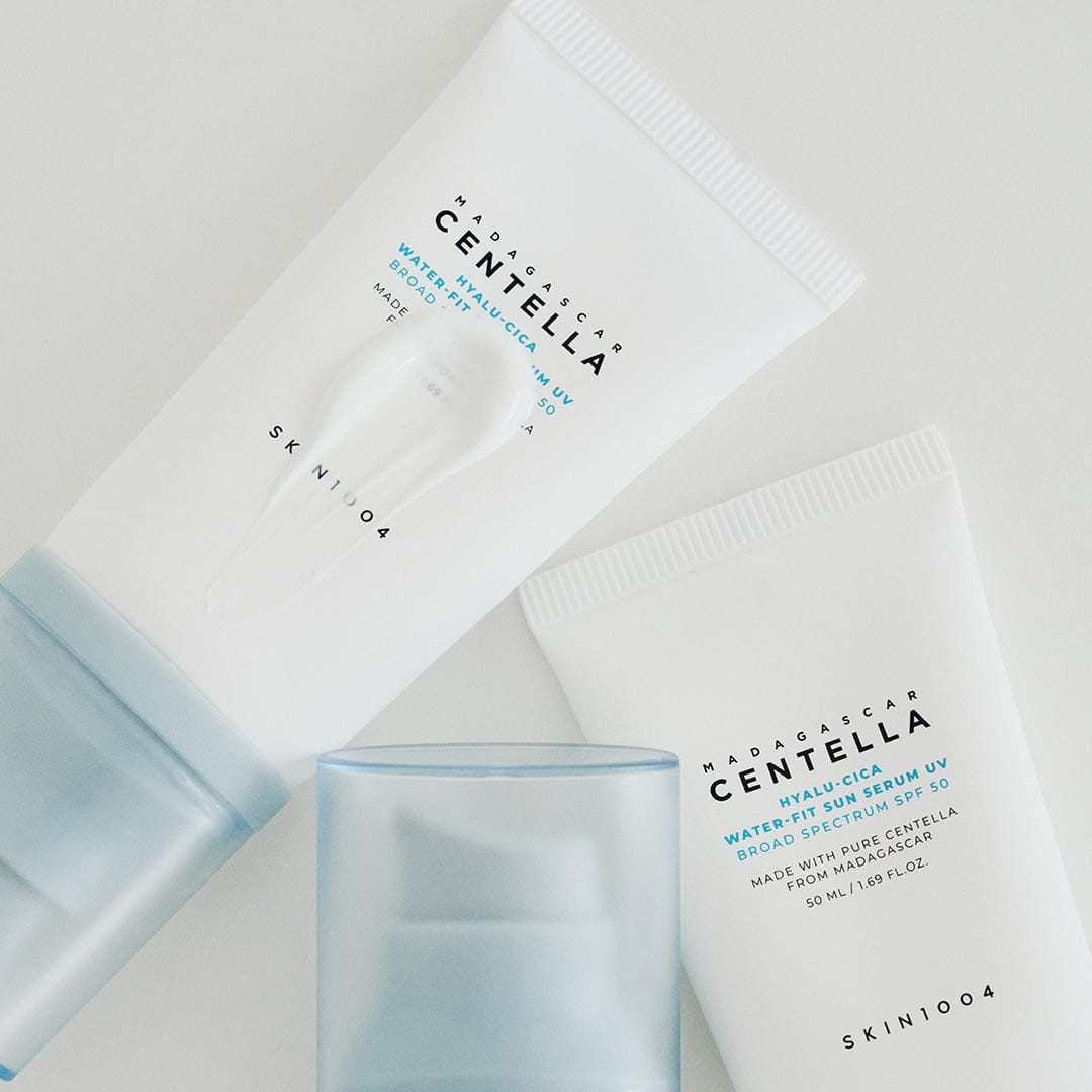Skin1004 - Hyalu-Cica Water-Fit Sun Serum UV SPF50 heledal taustal tekstuuri näidis
