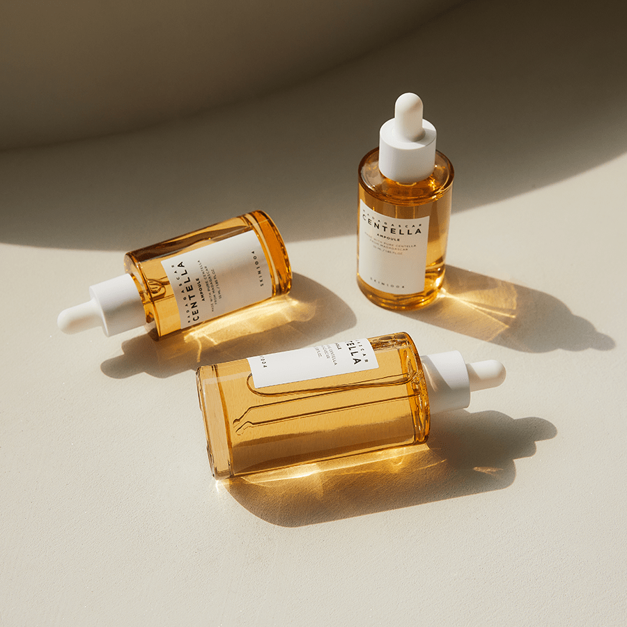 Skin1004 Madagascar Centella Ampoule kolm pudelit heledal taustal 