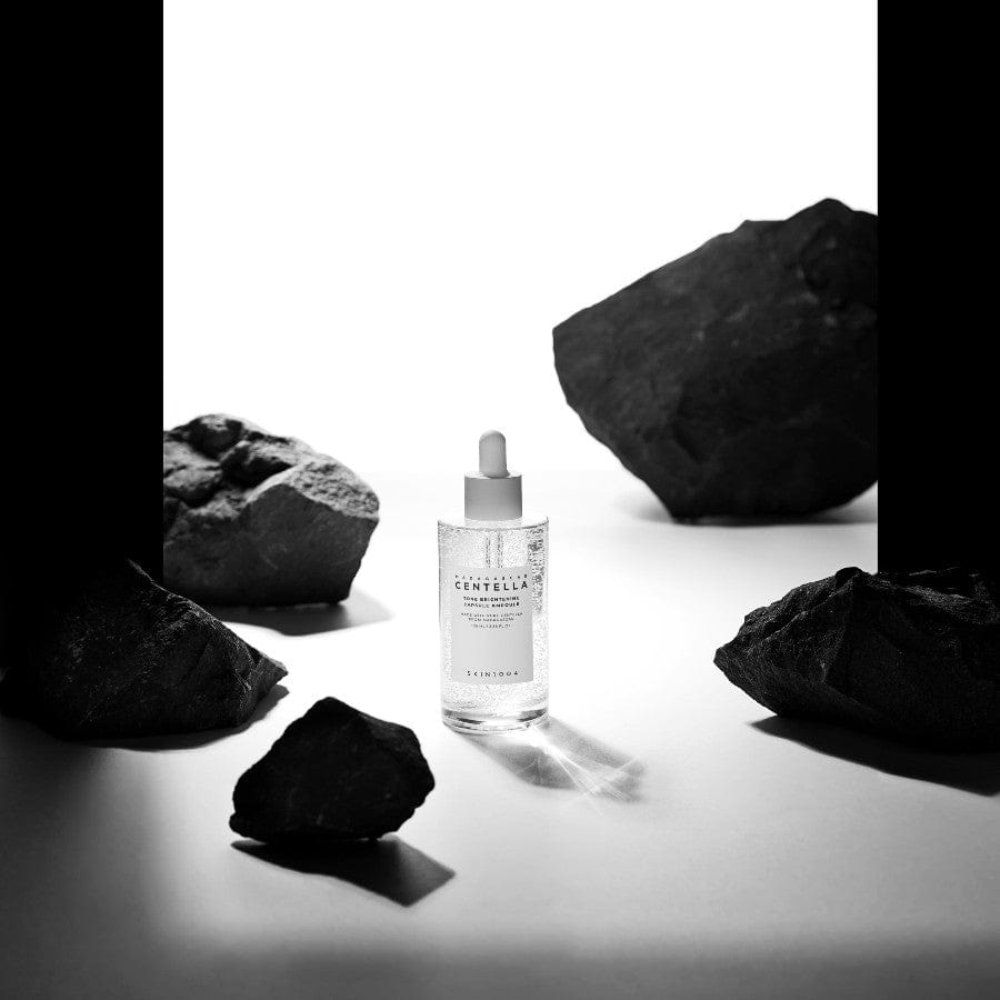 Skin1004 Madagascar Centella Tone Brightening Capsule Ampoule toode mustade kivide keskel 