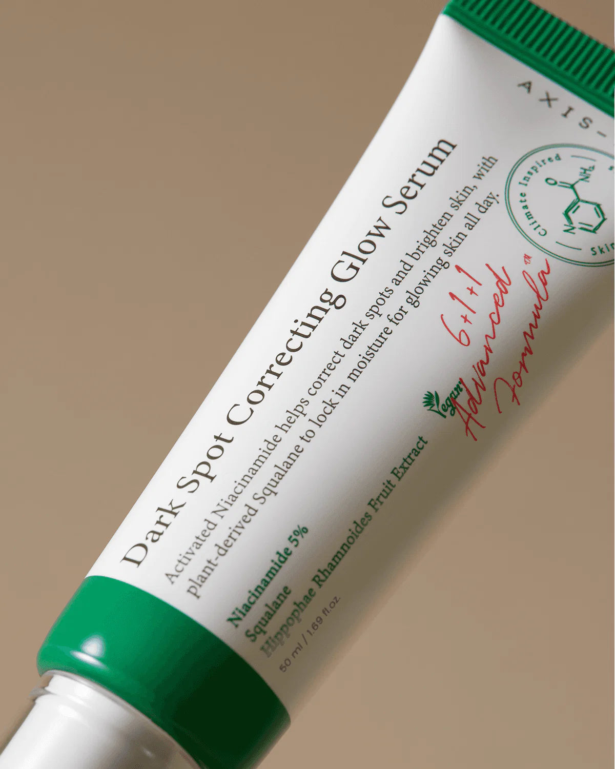 Axis-Y Dark Spot Correcting Glow seerumi pealekandmine modelli näole