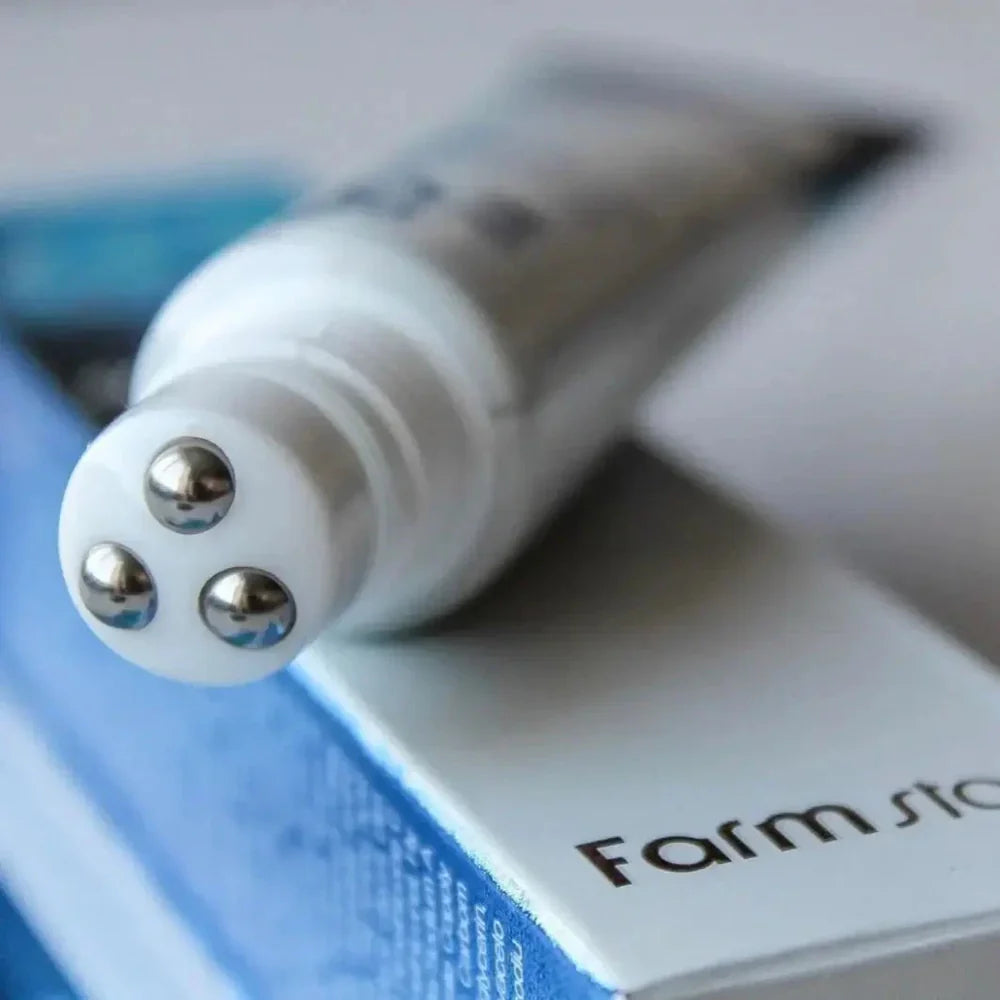 Farmstay Collagen silmaseerumi pealekandmine rullikuga
