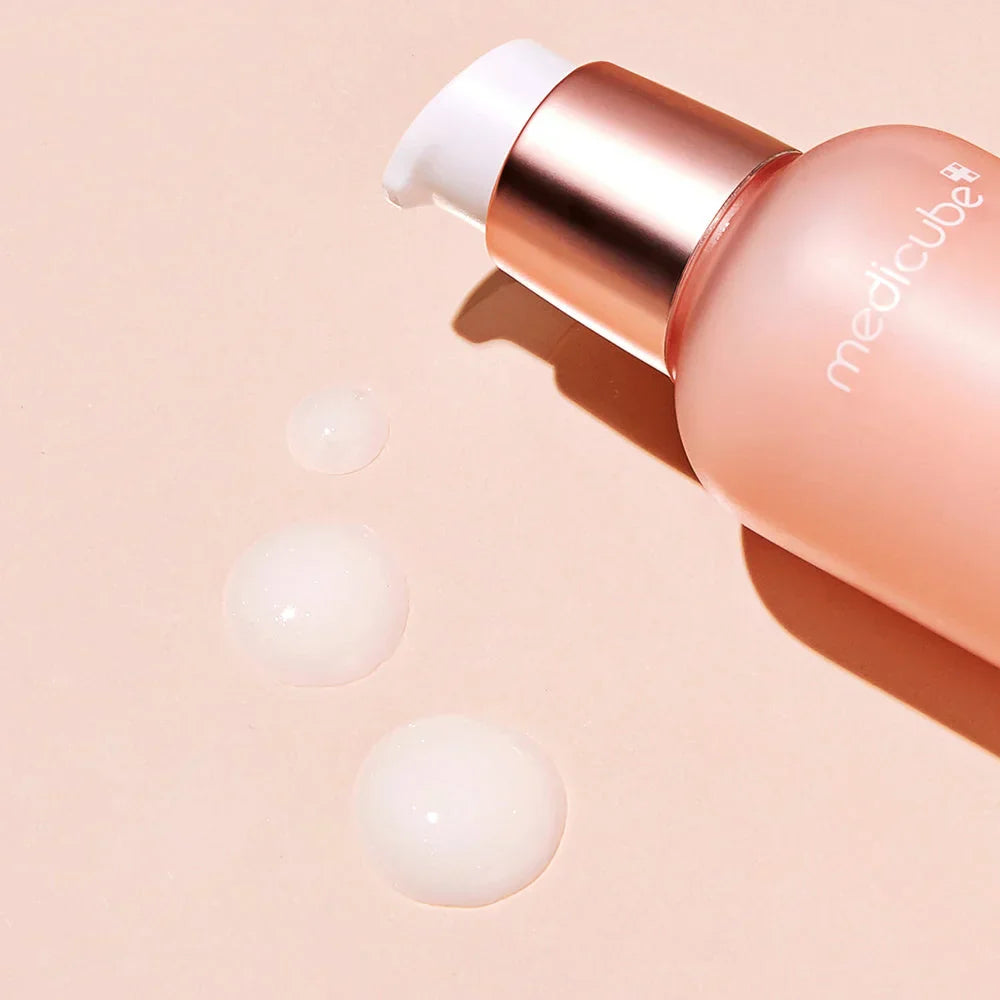Medicube Triple Collagen seerumi tekstuur pipetiga