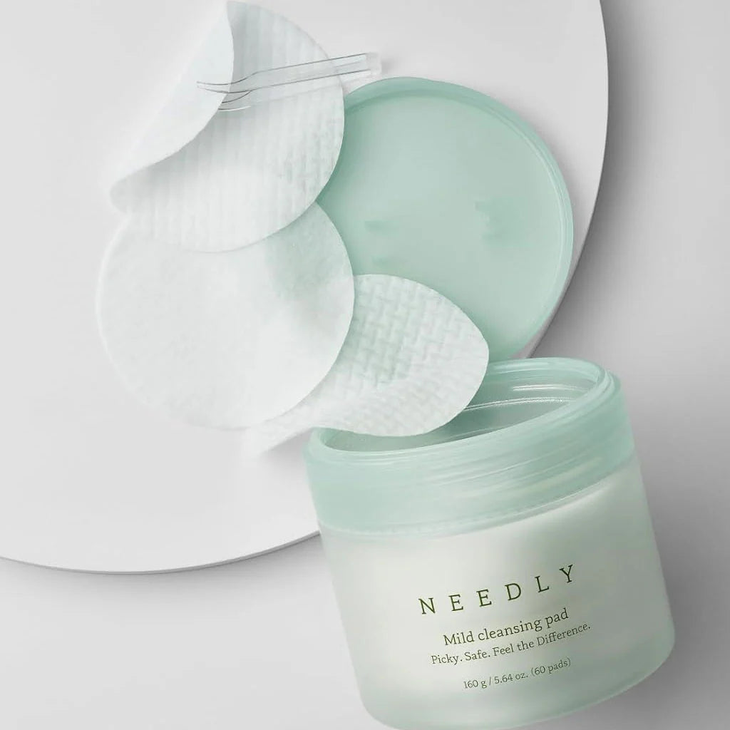 Needly Mild Cleansing Pad lahtine purk ja padjakesed tekstuuri näitamiseks