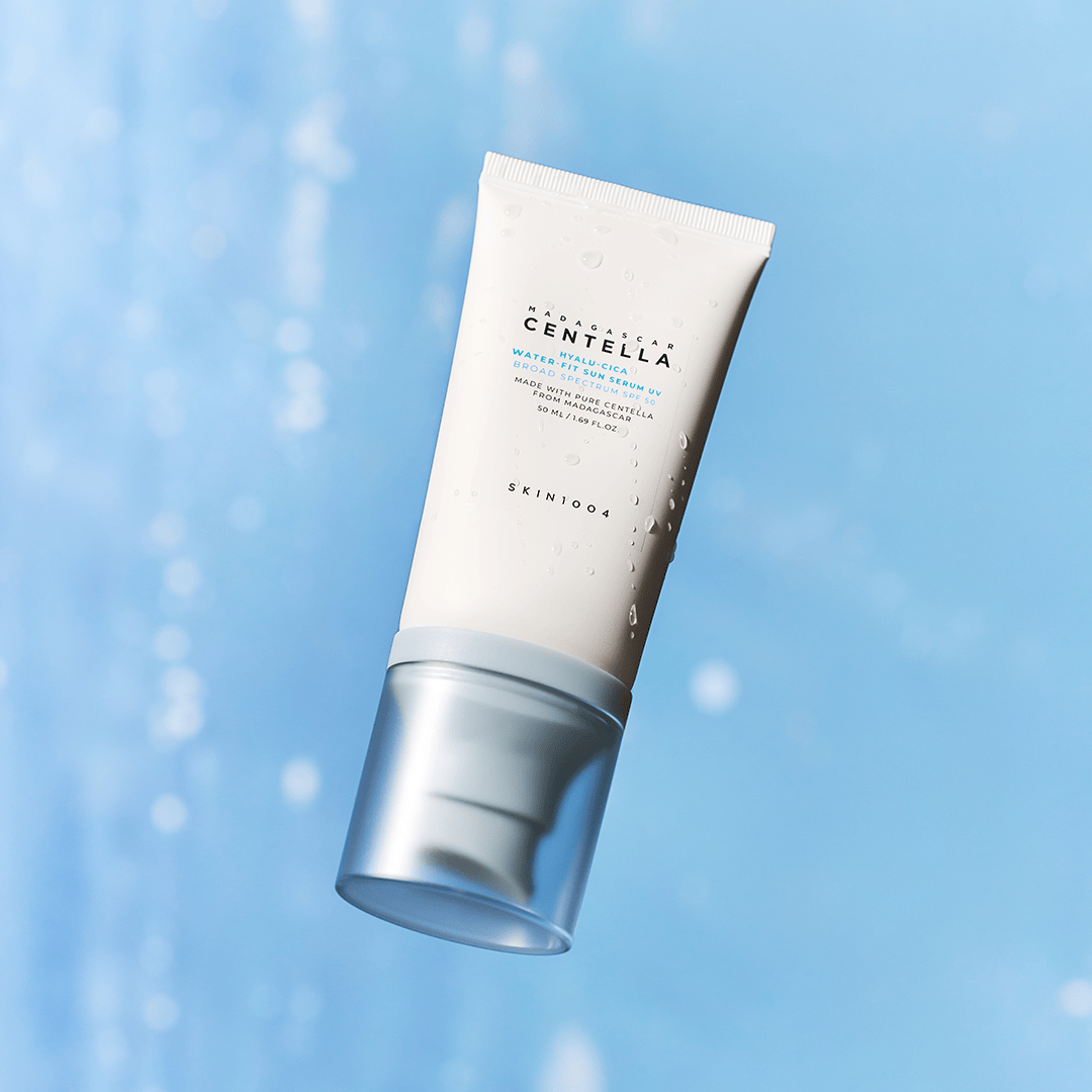 Skin1004 - Hyalu-Cica Water-Fit Sun Serum UV SPF50 sinisel taustal 