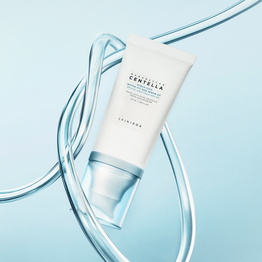 Skin1004 - Hyalu-Cica Water-Fit Sun Serum UV SPF50 helesinisel taustal 